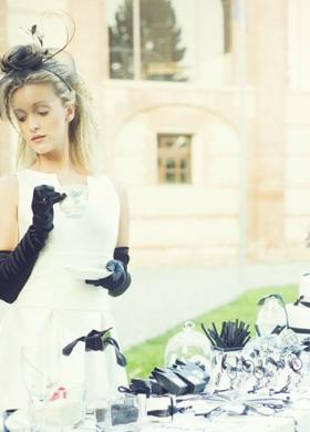 Vestito da sposa con guanti e cerchietto nero