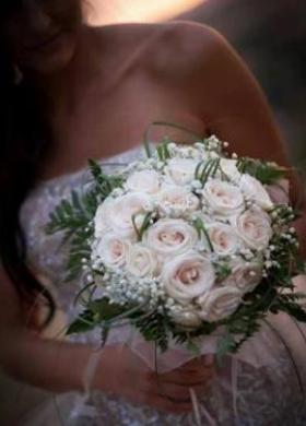 Bouquet di rose e gipsofila