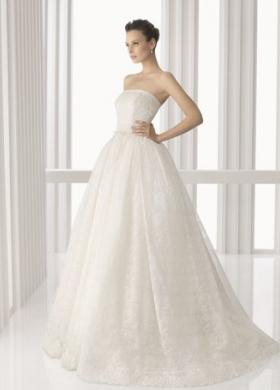 Vestito da sposa senza spalline e gonna larga