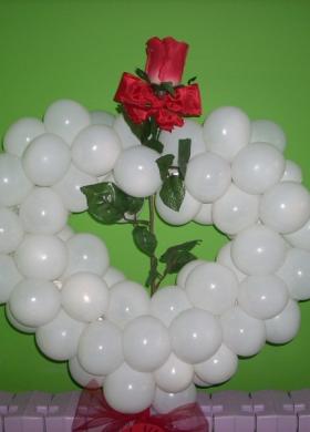 Cuore di palloncini per gli sposi