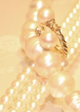 Collana e anello di perle per il matrimonio
