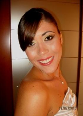 Trucco dai colori accesi e acconciatura raccolta con frangetta di lato