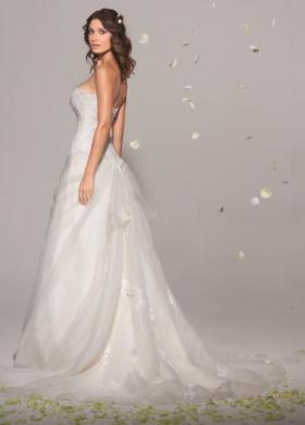 Abito da sposa con corpetto ricamato e prezioso