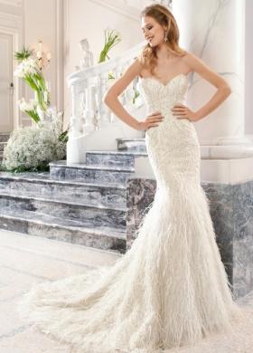 Abito da sposa attillato con gonna effetto piume