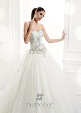 Abito da sposa con scollo a cuore e corpetto decorato