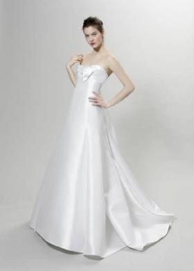 Vestito da sposa liscio con fiocco in tessuto sul decollette