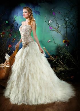 Abito da sposa con corpetto stretto e gonna ampia