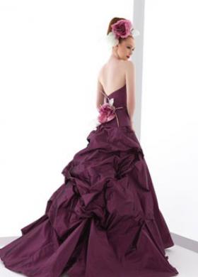 Moderno abito da sposa dal colore scuro ed elegante