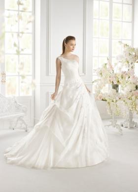 Abito da sposa monospalla e drappeggio sulla gonna