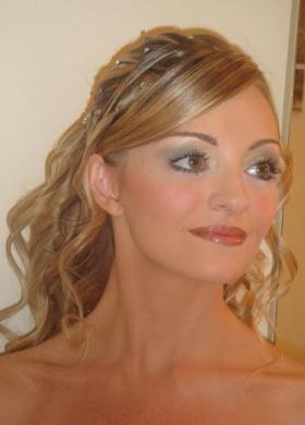 Capelli semi raccolti e trucco colorarto