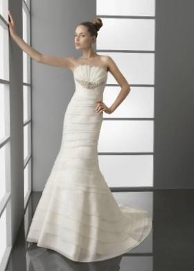 Abito da sposa con dettagli gioiello e intrecci di tessuto