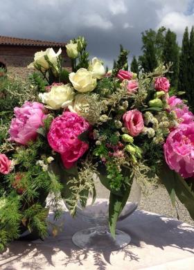 composizione peonie, rose, mirto, santolina