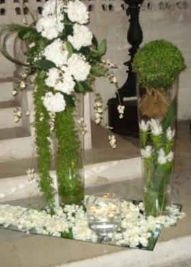 Addobbi di fiori in vasi alti per la cerimonia in chiesa