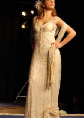 Abito da sposa completamente decorato