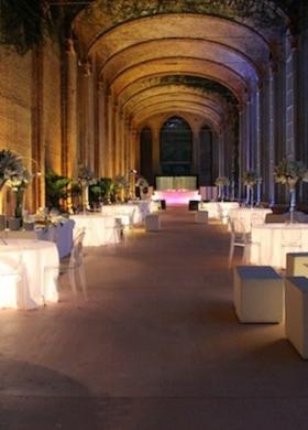 Allestimento di un matrimonio con tavoli luminosi