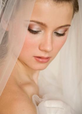 Trucco color rosa pastello per la sposa
