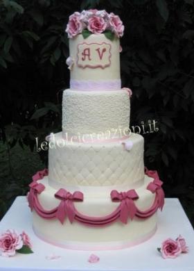 Torta di matrimonio con rose e fiocchi