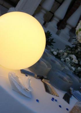Sfera luminosa: un dettaglio di design per un matrimonio esclusivo
