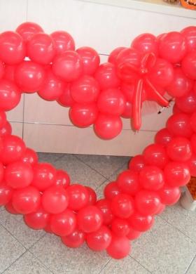Cuore di palloncini per gli sposi