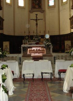 Allestimento con tessuti bianchi per i banchi della chiesa