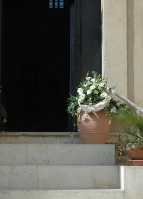 Vasi di fiori per la scalinata della chiesa