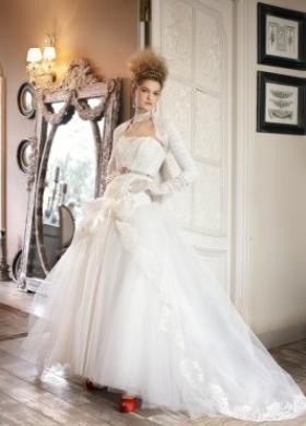 Vestito da sposa con coprispalle e cinta in vita - Collezione La Magia del matrimonio d'inverno