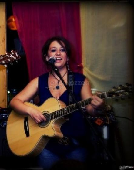 Delfina e i Giochi - Voce e chitarra