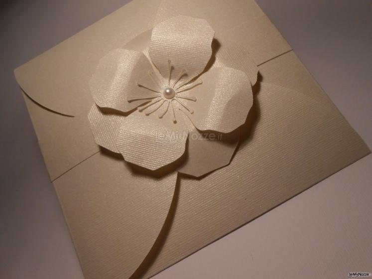 Partecipazione matrimonio con chiusura a fiore