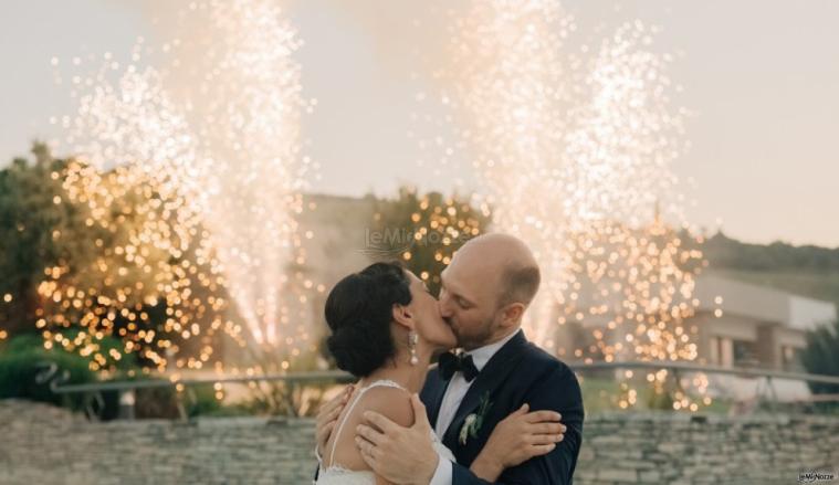 Il bacio degli sposi a bordo piscina