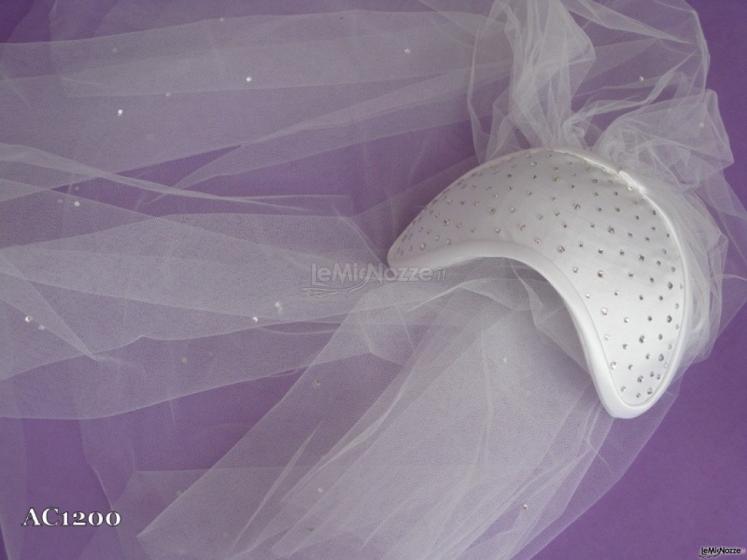 Virgola rivestita in raso con strass swarovsky e  coda in tulle cosparsa da punti luce - Accessori Pamù