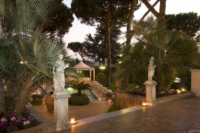 Esterno della location - Giardino, piscina e statue