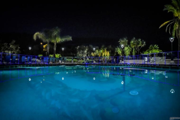 Regina Bona Sforza Ricevimenti - La piscina di sera