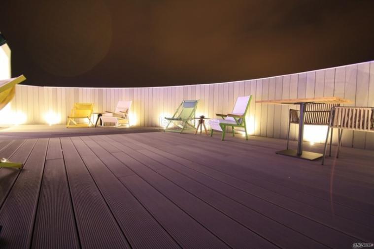 Terrazza panoramica con lettoni per un matrimonio chic