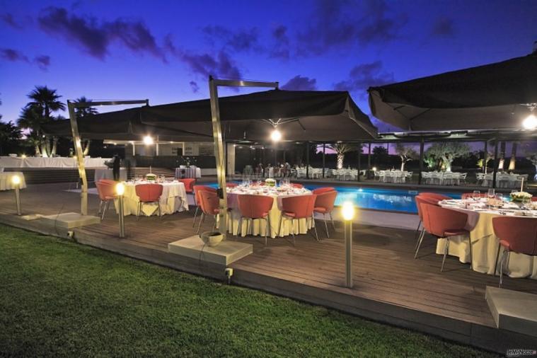 Ricevimento di matrimonio serale a bordo piscina
