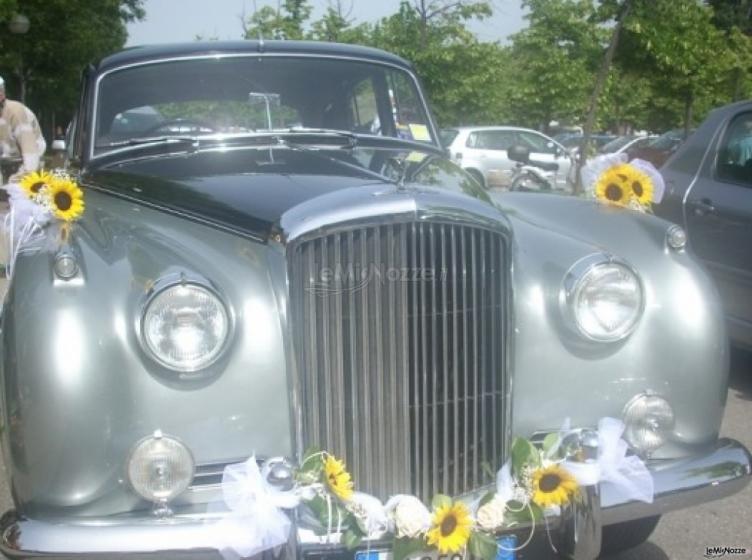 Addobbi per la macchina della sposa