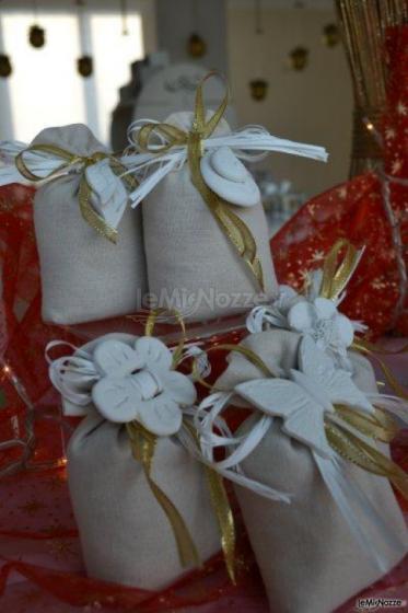 Sacchettini e bomboniera con pietra profumata per le nozze