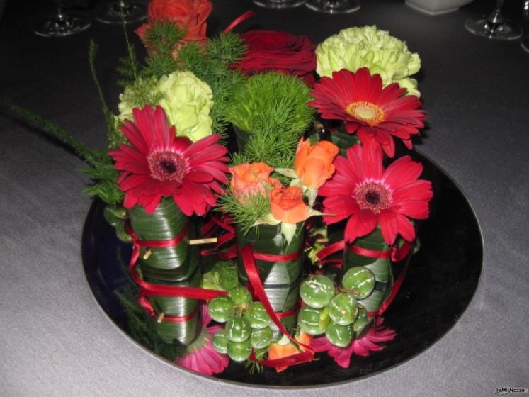 Sushi di fiori su specchio, per un centrotavola originale e moderno - Amaryllis creazioni floreali