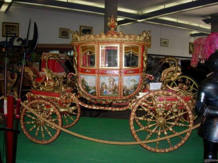 Splendida carrozza d'epoca con decorazioni e dipinti