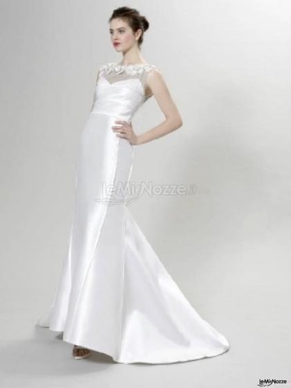 Vestito da sposa attillato con coda e scollatura ricamata