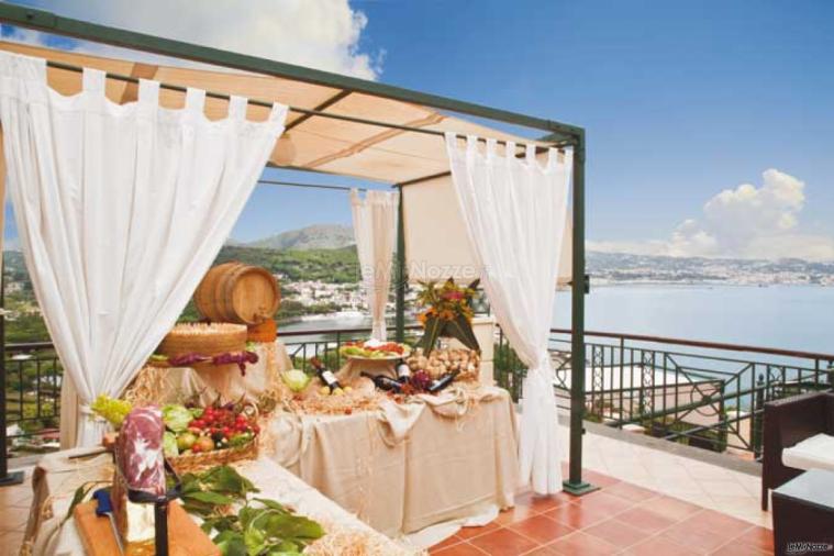 Gazebo in terrazza per l'antipasto di matrimonio
