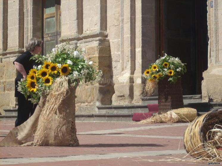 Originali composizioni con girasoli all'uscita della chiesa