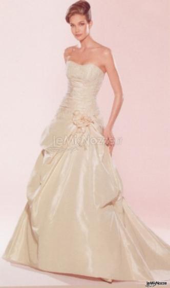 Pregiato abito da sposa dal colore tenue e dalla linea delicata ed elegante