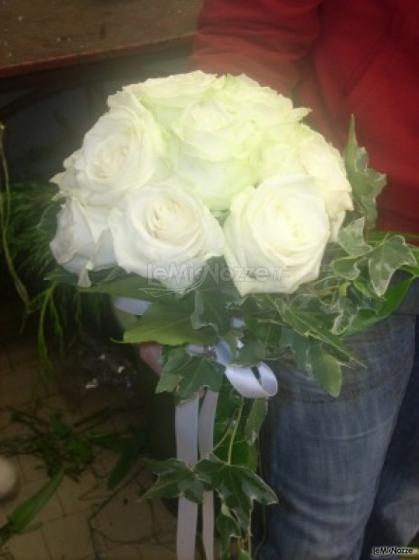 Bouquet di rose bianche per la sposa