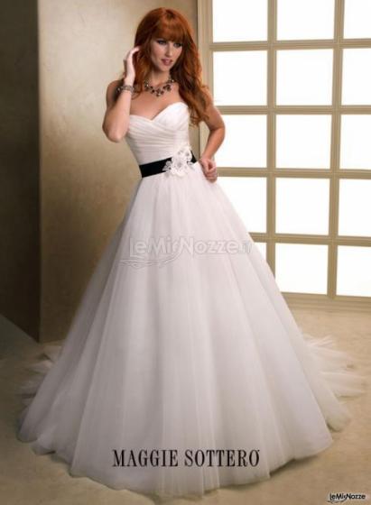 Vestito da sposa con fascia nera Maggie Sottero
