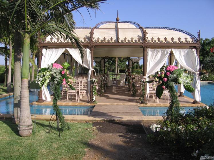 Patio e giardino circondati dalla piscina