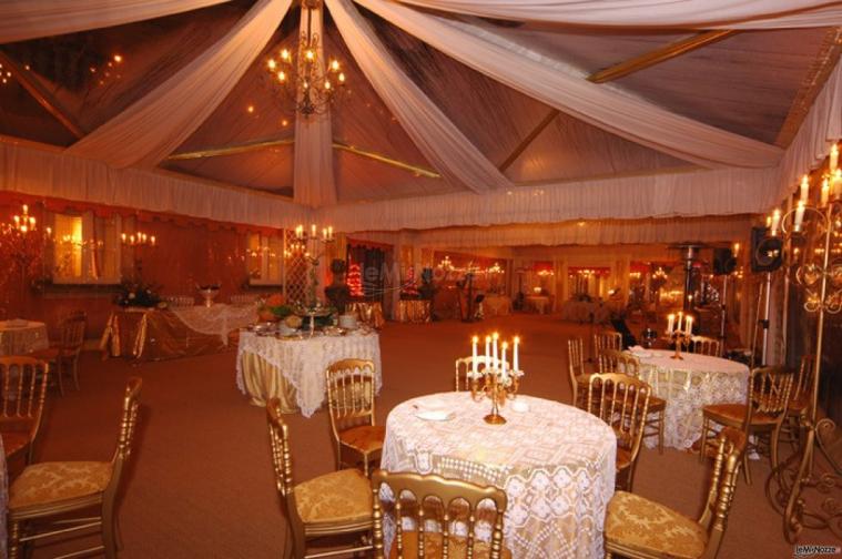 Allestimento della sala per il matrimonio