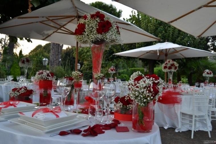 Allestimento con rose rosse per i tavoli di nozze