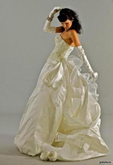 Vestito da sposa con bustino gioiello e guanti lunghi