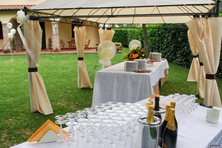 Tavoli pronti per il brindisi nuziale