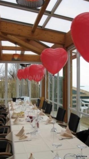 Addobbi per il ricevimento di nozze con palloncini a cuore